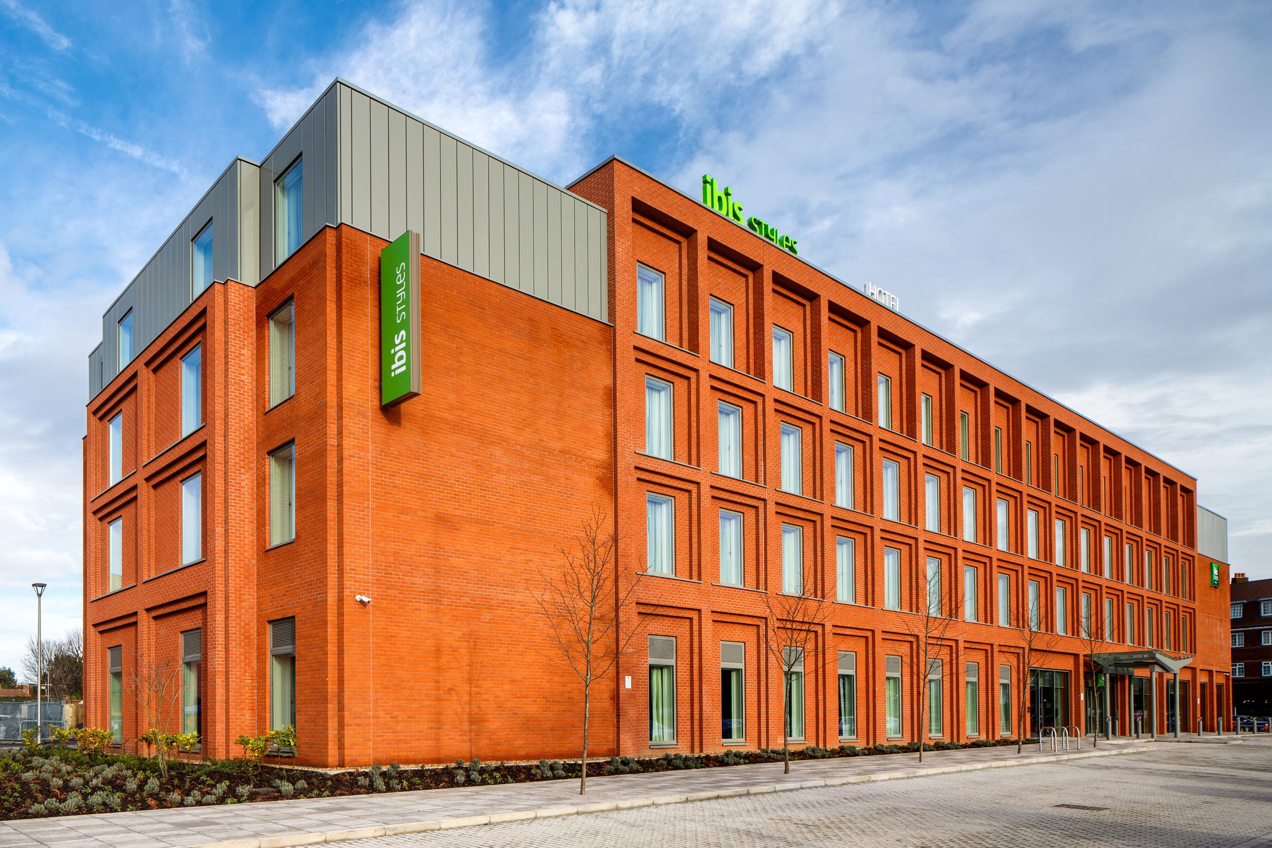 Ibis Styles London Heathrow East Hotel Hounslow Exterior foto